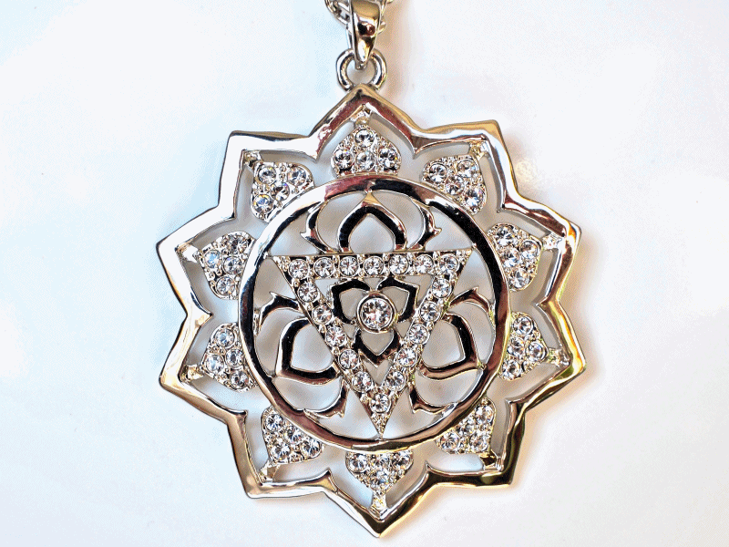 Schmuck-mit-Symbolen Herz-Chakra Solarplexus-Chakra Drittes Auge-Chakra Yggdrasil  Kundalini Triqueta