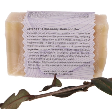 die-rückseite-des-stücks-festes-shampoo-mit-lavendel-und-rosmarin