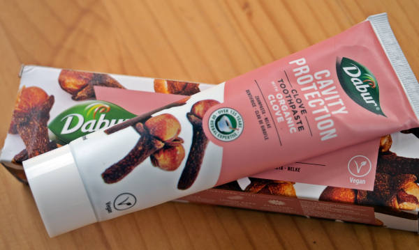 Dabur_Kräuterzahnpasta_mit_Nelkenblütenöl_Clove