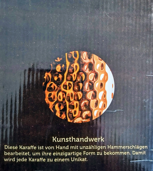 Gehämmerte Seite der Kupferkaraffe